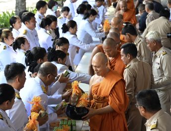 คณะสงฆ์และพสกนิกรอำเภอคลองหลวง ร่วมพิธีเจริญพระพุทธมนต์ เจริญสมาธิภาวนา และทำบุญตักบาตรถวายพระราชกุศล “สมเด็จพระนางเจ้าฯ พระบรมราชินี” เนื่องในโอกาสพระราชพิธีมหามงคลเฉลิมพระชนมพรรษา 4 รอบ 3 มิถุนายน 2569