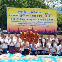 พะเยา – ศรัทธาแน่นวัด! “พระธรรมวชิรกวี” นำคณะธุดงค์ธรรมยาตรา พุทธศาสนิกชนร่วมตักบาตรล้นหลาม ที่วัดพระธาตุจอมไคร้