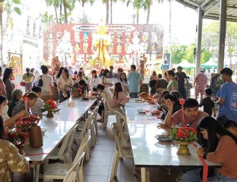ปทุมธานี ดังไม่หยุด แห่แก้บนท้าวเวสฯของานได้งานขอโชคได้โชคสุดปัง