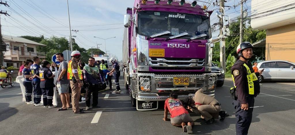 สลด! รถพ่วงสิบล้อทับรถจักรยานยนต์กลางสี่แยกเมืองน่าน หญิงตั้งครรภ์เสียชีวิตพร้อมลูกในท้อง สามีชาวต่างชาติบาดเจ็บสาหัส