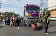 สลด! รถพ่วงสิบล้อทับรถจักรยานยนต์กลางสี่แยกเมืองน่าน หญิงตั้งครรภ์เสียชีวิตพร้อมลูกในท้อง สามีชาวต่างชาติบาดเจ็บสาหัส