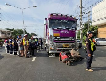 สลด! รถพ่วงสิบล้อทับรถจักรยานยนต์กลางสี่แยกเมืองน่าน หญิงตั้งครรภ์เสียชีวิตพร้อมลูกในท้อง สามีชาวต่างชาติบาดเจ็บสาหัส