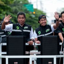 คู่หูคู่ลุย! “แสนดี” ช่วยคุณพ่อ “ชัชชาติ สิทธิพันธุ์” ผู้สมัคร ผู้ว่าฯ กทม. เบอร์ 9 ขึ้นรถแห่หาเสียงวันแรก ปักหมุดจอมทอง-บางขุนเทียนตลอดทั้งวัน