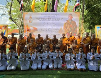 พะเยา – พระบาทสมเด็จพระเจ้าอยู่หัว ทรงพระกรุณาโปรดเกล้าผ้าไตร 47 ไตร พร้อมเครื่องไทยธรรม เพื่อถวายเป็นพระราชกุศล