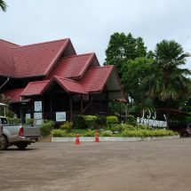 กาญจนบุรี – เจ้าหน้าที่นำตัว น้าชาย กับ พี่สาว น้ององุ่น ฝากขังศาลทองผาภูมิ นายแป๊ะ (นามสมมติ) อายุ 17 ปี ซึ่งเป็นน้าชาย และ เด็กหญิงเอ (นามสมมติ) อายุ 13 ปี พี่สาวของน้ององุ่น เดินทางมาถึงศาลจังหวัดทองผาภูมิ