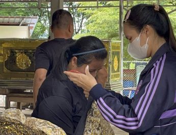 กาญจนบุรี – ครูใหญ่โรงเรียนตระเวนชายแดนบ้านเรด้าร์ คณะครู นักเรียน ช่วยกันจัดเตรียมสถานที่ เพื่อเตรียมรับศพน้ององุ่น ชาวมอญเด็กอายุไม่ถึง 12 ปี จะไม่มีการสวดพระอภิธรรม ล่าสุดศาลทองผาภูมิ ไม่ให้ประกันตัว น้าชายและพี่สาวน้ององุ่น ส่งตัวไปยังสถานพินิจฯกาญจนบุรีต่อไป