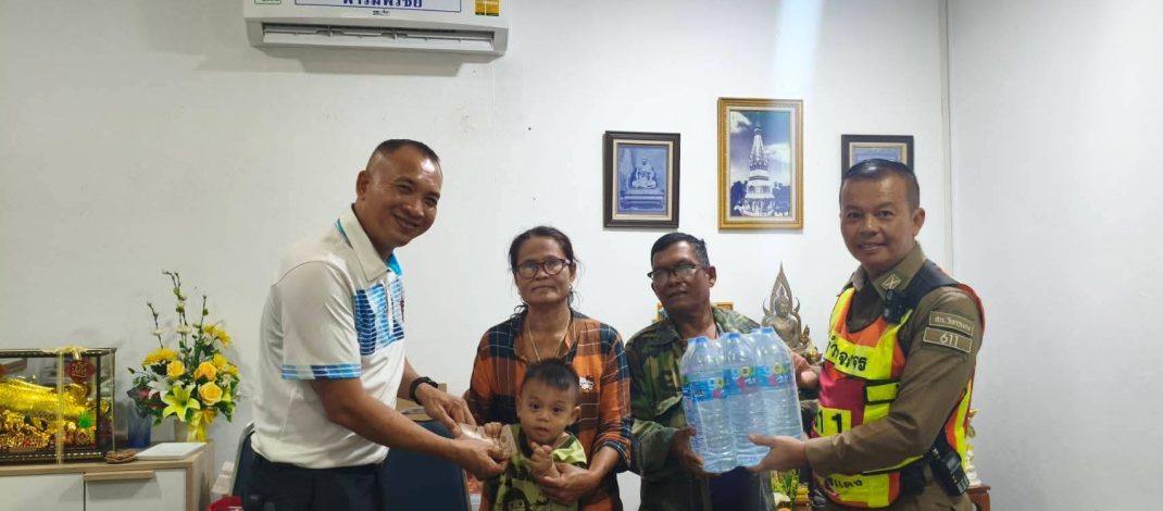 ตำรวจมวลชลสัมพันธ์ สภ.วิหารแดง จ.สระบุรี มอบเครื่องอุปโภคบริโภค กลุ่มชาวบ้านเปราะบางพื้นที่ตามโคลงการตำรวจประชาชนอบอุ่น