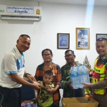 ตำรวจมวลชลสัมพันธ์ สภ.วิหารแดง จ.สระบุรี มอบเครื่องอุปโภคบริโภค กลุ่มชาวบ้านเปราะบางพื้นที่ตามโคลงการตำรวจประชาชนอบอุ่น