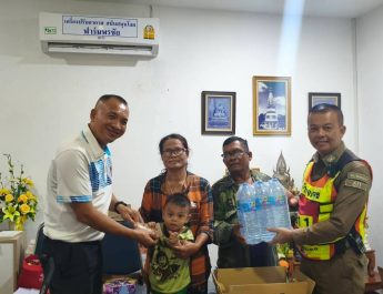 ตำรวจมวลชลสัมพันธ์ สภ.วิหารแดง จ.สระบุรี มอบเครื่องอุปโภคบริโภค กลุ่มชาวบ้านเปราะบางพื้นที่ตามโคลงการตำรวจประชาชนอบอุ่น