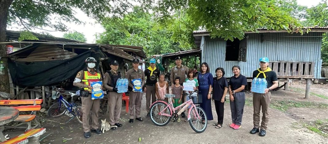 ตำรวจชุดมวลชนสัมพันธ์สภ.วิหารแดง สระบุรีร่วมคณะครุโรงเรียนวัดบ้านดอนเยี่ยมเยียนนักเรียน