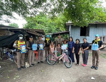 ตำรวจชุดมวลชนสัมพันธ์สภ.วิหารแดง สระบุรีร่วมคณะครุโรงเรียนวัดบ้านดอนเยี่ยมเยียนนักเรียน