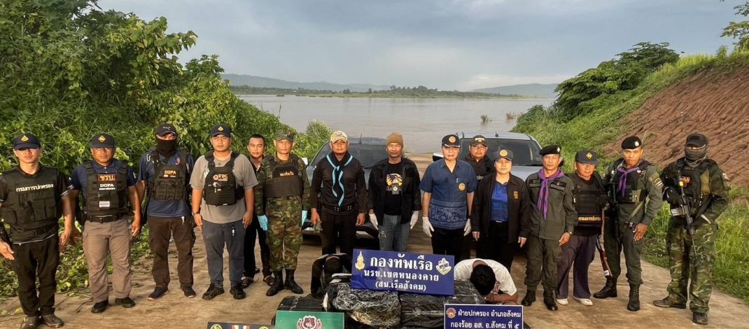 ทหารเรือ ร่วมทหารพราน หน่วยงานความมั่นคงประจำพื้นที่ “ โชว์ฝีมือ รวบ 3 ผู้ต้องหา ชาวชัยภูมิ ยึดยาบ้าล็อตใหญ่ 1.9 ล้านเม็ด บริเวณริมแม่น้ำโขง พื้นที่ อ.สังคม จ.หนองคาย