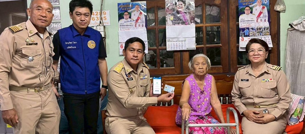 นครนายก – นายอำเภอเคาะประตูบ้านผู้สูงอายุลงทะเบียนบัตรประชารัฐถึงที่