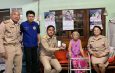 นครนายก – นายอำเภอเคาะประตูบ้านผู้สูงอายุลงทะเบียนบัตรประชารัฐถึงที่