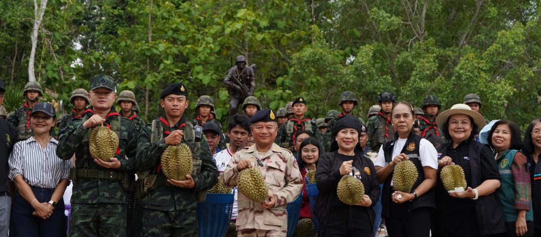 สุรินทร์ – ผู้ว่าราชการจังหวัดสุรินทร์ นำหัวหน้าส่วนราชการและเหล่ากาชาดจังหวัดสุรินทร์ ลงพื้นที่มอบทุเรียนคุณภาพจากเกษตรกรชายแดนกว่า 200 กิโลกรัม