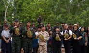 สุรินทร์ – ผู้ว่าราชการจังหวัดสุรินทร์ นำหัวหน้าส่วนราชการและเหล่ากาชาดจังหวัดสุรินทร์ ลงพื้นที่มอบทุเรียนคุณภาพจากเกษตรกรชายแดนกว่า 200 กิโลกรัม