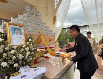 สุรินทร์ สุดอาลัย ส่ง “น้องฟิวส์” พลเมืองดีสู่สวรรค์ เหยื่อเข้าช่วยหญิงถูกทำร้าย ก่อนถูกขับรถพุ่งชนดับ ญาติ-เพื่อนร่วมงานร่วมส่งครั้งสุดท้ายแน่นวัด