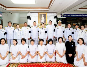 อุบาสก อุบาสิกา คณะศิษยานุศิษย์วัดพระธรรมกาย ร่วมกับพสกนิกรอำเภอคลองหลวง ถวายน้ำสรงพระศพและถวายสักการะพระศพ เบื้องหน้าพระรูป “สมเด็จพระเจ้าลูกเธอ เจ้าฟ้าพัชรกิติยาภา นเรนทิราเทพยวดี กรมหลวงราชสาริณีสิริพัชร มหาวัชรราชธิดา”