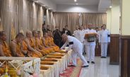 ปราจีนบุรี— พสกนิกรชาวปราจีนบุรีทุกหมู่เหล่า ร่วมพิธีถวายน้ำสรงพระศพหน้าพระรูป สมเด็จพระเจ้าลูกเธอ เจ้าฟ้าพัชรกิติยาภาฯ ณ วัดสง่างาม ด้านเลขาธิการมูลนิธิ รพ.เจ้าพระยาอภัยภูเบศร ร่วมย้อนรำลึกพระกรุณาธิคุณอันหาที่สุดมิได้ ทรงส่งเสริมการแพทย์แผนไทย สร้างโอกาสและอาชีพให้ผู้ต้องขังกลับคืนสู่สังคมอย่างยั่งยืน