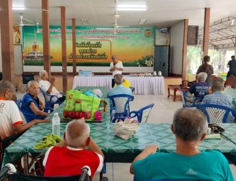 ชมรมผู้สื่อข่าวจังหวัดมหาสารคามจับมือญาติติธรรมจัดเลี้ยงอาหารว่างสำหรับผู้สูงอายุที่บ้านพักสถานสงเคราะห์คนชรามหาสารคาม
