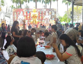 ปทุมธานี สาวรับเหมาฯเร่งแก้บนหลังขอพรครั้งแรกได้รับงานหลักแสนได้โชคอีกชั้น หนุ่มรับซื้อของเก่าถวายไข่ไก่ 5 แผงแก้บนไอ้ไข่ครั้งแรกได้หลักหมื่น