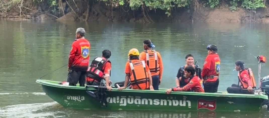 กาญจนบุรี – ลืมตัวว่าวายน้ำไม้เป็น!! 2 หนุ่มแรงงานเถื่อน หนีการจับกุมกระโดดหนีลงน้ำ ช่วยได้ 1 อีก 1 ราย จมสูญหาย จนท.ระดมค้นหาผ่านไป 3 วัน พบศพลอยกลางแควน้อย