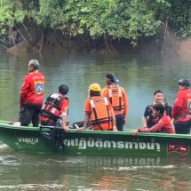 กาญจนบุรี – ลืมตัวว่าวายน้ำไม้เป็น!! 2 หนุ่มแรงงานเถื่อน หนีการจับกุมกระโดดหนีลงน้ำ ช่วยได้ 1 อีก 1 ราย จมสูญหาย จนท.ระดมค้นหาผ่านไป 3 วัน พบศพลอยกลางแควน้อย