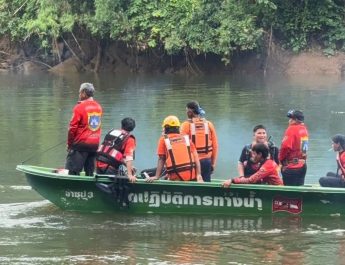 กาญจนบุรี – ลืมตัวว่าวายน้ำไม้เป็น!! 2 หนุ่มแรงงานเถื่อน หนีการจับกุมกระโดดหนีลงน้ำ ช่วยได้ 1 อีก 1 ราย จมสูญหาย จนท.ระดมค้นหาผ่านไป 3 วัน พบศพลอยกลางแควน้อย