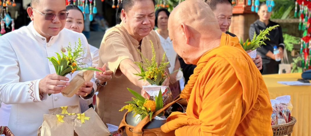 กาฬสินธุ์ สส.หมู วิรัช ร่วมกิจกรรมเปิดบ้านคุณธรรม “ชม แชร์ เชียร์” ตักบาตรถนนสายบุญ