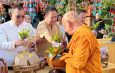 กาฬสินธุ์ สส.หมู วิรัช ร่วมกิจกรรมเปิดบ้านคุณธรรม “ชม แชร์ เชียร์” ตักบาตรถนนสายบุญ