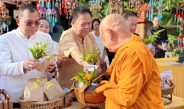 กาฬสินธุ์ สส.หมู วิรัช ร่วมกิจกรรมเปิดบ้านคุณธรรม “ชม แชร์ เชียร์” ตักบาตรถนนสายบุญ