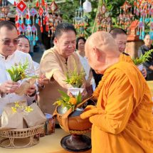 กาฬสินธุ์ สส.หมู วิรัช ร่วมกิจกรรมเปิดบ้านคุณธรรม “ชม แชร์ เชียร์” ตักบาตรถนนสายบุญ
