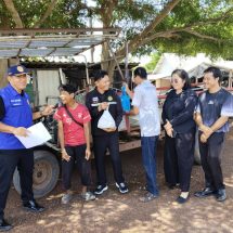 นครนายก – ชาวบ้านดีใจนายอำเภอสอนลงทะเบียนบัตรประชารัฐ