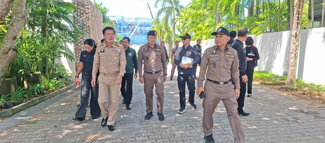 พังงา-ผู้ว่าพังงานำทีมสนธิกำลังบุกตรวจค้นวิลล่าหรู กวาดล้างขบวนการนอมินีในตะกั่วทุ่ง จับชาวอังกฤษวัย 77 ปี พร้อมขยายผลตรวจสอบเปิดโรงแรมเถื่อน