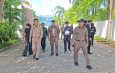 พังงา-ผู้ว่าพังงานำทีมสนธิกำลังบุกตรวจค้นวิลล่าหรู กวาดล้างขบวนการนอมินีในตะกั่วทุ่ง จับชาวอังกฤษวัย 77 ปี พร้อมขยายผลตรวจสอบเปิดโรงแรมเถื่อน