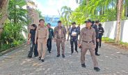 พังงา-ผู้ว่าพังงานำทีมสนธิกำลังบุกตรวจค้นวิลล่าหรู กวาดล้างขบวนการนอมินีในตะกั่วทุ่ง จับชาวอังกฤษวัย 77 ปี พร้อมขยายผลตรวจสอบเปิดโรงแรมเถื่อน