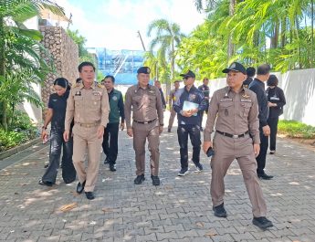 พังงา-ผู้ว่าพังงานำทีมสนธิกำลังบุกตรวจค้นวิลล่าหรู กวาดล้างขบวนการนอมินีในตะกั่วทุ่ง จับชาวอังกฤษวัย 77 ปี พร้อมขยายผลตรวจสอบเปิดโรงแรมเถื่อน