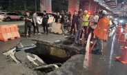 ระทึก! ถนนลาดพร้าวทรุดตัว หน้าโลตัสบางกะปิ ท้ายแถวสะสมถึงแฮปปี้แลนด์ เจ้าหน้าที่ระดมกำลังเร่งสูบน้ำ-เทปูนทรายอัด