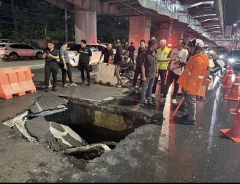 ระทึก! ถนนลาดพร้าวทรุดตัว หน้าโลตัสบางกะปิ ท้ายแถวสะสมถึงแฮปปี้แลนด์ เจ้าหน้าที่ระดมกำลังเร่งสูบน้ำ-เทปูนทรายอัด