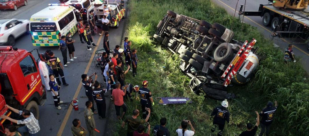 ปราจีนบุรี 10 ล้อชนเก๋งเละทั้งคันคนขับเสียชีวิตคาที่