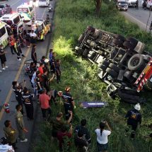 ปราจีนบุรี 10 ล้อชนเก๋งเละทั้งคันคนขับเสียชีวิตคาที่