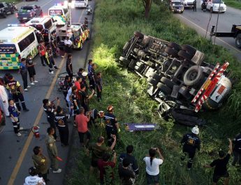 ปราจีนบุรี 10 ล้อชนเก๋งเละทั้งคันคนขับเสียชีวิตคาที่