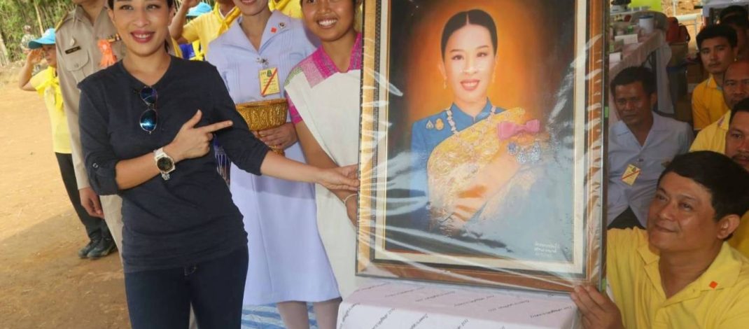 กาญจนบุรี – เด็กบ้านไล่โว่ สำนึกในพระมหากรุณาธิคุณ!! สาวพยาบาลโรงพยาบาลมะการักษ์ เผยความประทับใจที่มีโอกาสได้ถวายภาพวาด แด่พระองค์ภา ในการเสด็จเยี่ยมชาวบ้านและเด็กนักเรียนที่บ้านสาละวะ ในปี พ.ศ. 2562