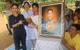 กาญจนบุรี – เด็กบ้านไล่โว่ สำนึกในพระมหากรุณาธิคุณ!! สาวพยาบาลโรงพยาบาลมะการักษ์ เผยความประทับใจที่มีโอกาสได้ถวายภาพวาด แด่พระองค์ภา ในการเสด็จเยี่ยมชาวบ้านและเด็กนักเรียนที่บ้านสาละวะ ในปี พ.ศ. 2562