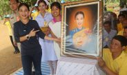 กาญจนบุรี – เด็กบ้านไล่โว่ สำนึกในพระมหากรุณาธิคุณ!! สาวพยาบาลโรงพยาบาลมะการักษ์ เผยความประทับใจที่มีโอกาสได้ถวายภาพวาด แด่พระองค์ภา ในการเสด็จเยี่ยมชาวบ้านและเด็กนักเรียนที่บ้านสาละวะ ในปี พ.ศ. 2562