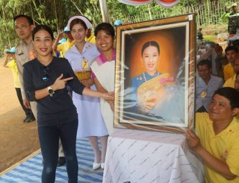 กาญจนบุรี – เด็กบ้านไล่โว่ สำนึกในพระมหากรุณาธิคุณ!! สาวพยาบาลโรงพยาบาลมะการักษ์ เผยความประทับใจที่มีโอกาสได้ถวายภาพวาด แด่พระองค์ภา ในการเสด็จเยี่ยมชาวบ้านและเด็กนักเรียนที่บ้านสาละวะ ในปี พ.ศ. 2562