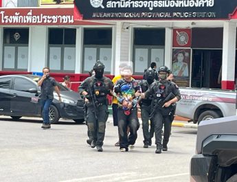 รวบแล้ว 2 ผู้ต้องหา เครือข่ายสหายโพนพิสัย มือยิงตำรวจหนองคาย ขณะล่อซื้อยาบ้า ก่อนแยกย้ายหนีซุกทุ่งครุ-คลองสามวา มาทำแผนที่หนองคาย