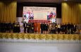 กาญจนบุรี – พลเอกไพบูลย์ คุ้มฉายา นายกสภามหาวิทยาลัยราชภัฏกาญจนบุรี มอบรางวัลมณีกาญจน์ ครั้งที่ 8 เพื่อเป็นการยกย่องเชิดชูเกียรติและเผยแพร่ผลงานของผู้ที่มีผลงานดีเด่นทางศิลปะและวัฒนธรรมในเขตพื้นที่ภาคกลางตอนล่าง 1