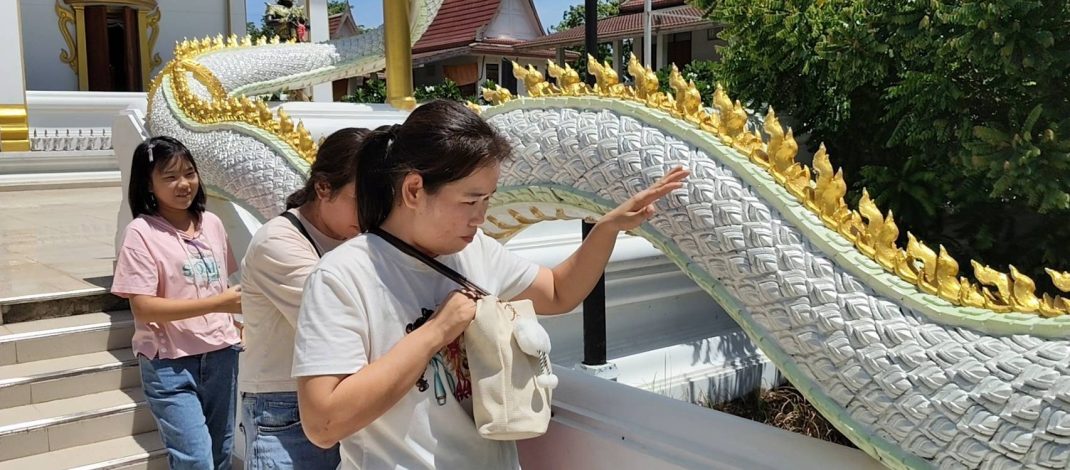 ปทุมธานี คนดวงเฮงแค่มาเยี่ยมลูกสาวไอ้ไข่วัดบึงบาดลแวะขอพรครั้งแรกปังเลย พ่อปูแม่ย่าฯให้โชค 2 ครั้งติดให้ลูกค้าแน่นร้านทุกวัน