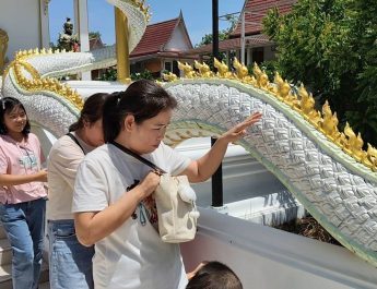ปทุมธานี คนดวงเฮงแค่มาเยี่ยมลูกสาวไอ้ไข่วัดบึงบาดลแวะขอพรครั้งแรกปังเลย พ่อปูแม่ย่าฯให้โชค 2 ครั้งติดให้ลูกค้าแน่นร้านทุกวัน